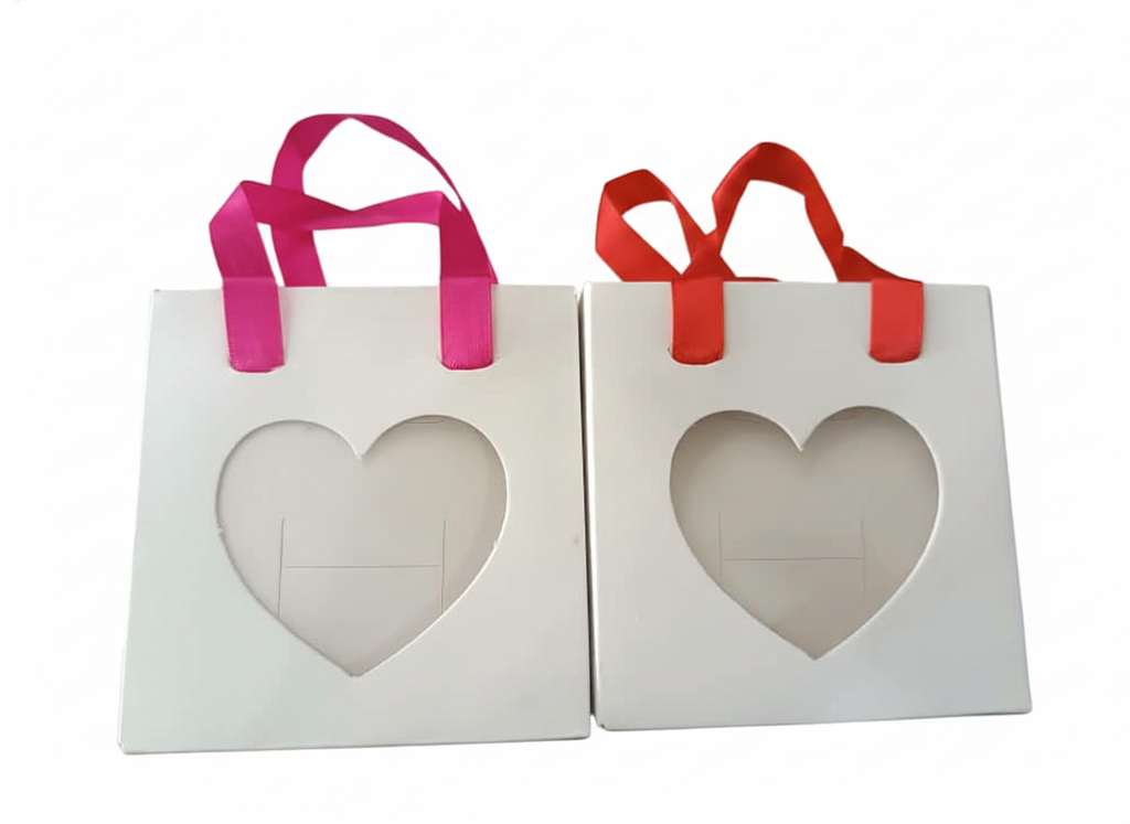 Caja Para Accesorios con Visor de Corazon y Asa 8.5x8.5x2.5cm Und Blanca 