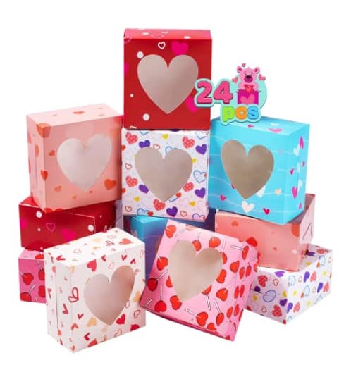 Caja Cuadrada Pequeña con Visor de Corazon 11.5x11.5x6.5cm Und Varios Diseños